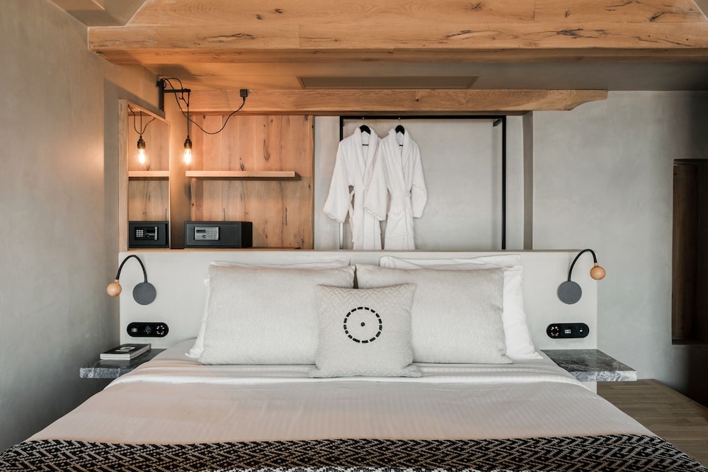 Acro Wellness Suites - Adults Only