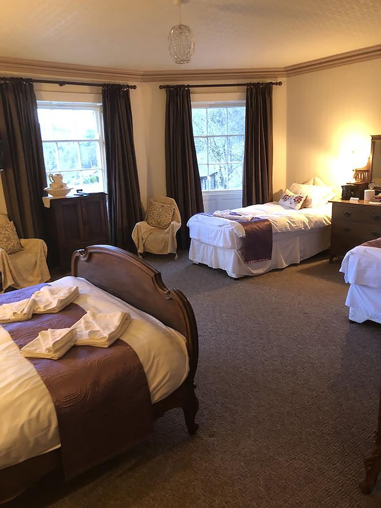 The Oakeley Arms Hotel
